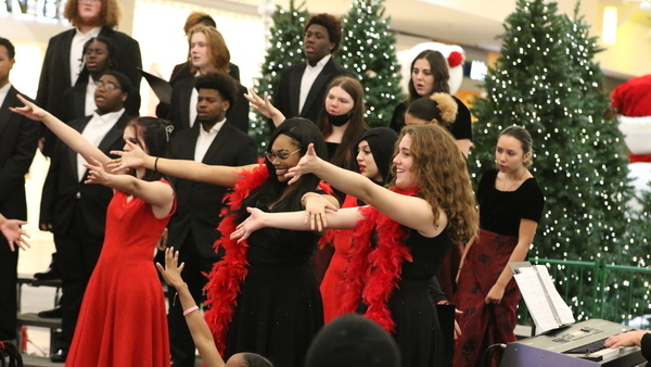 RHS Choir at Macomb Mall